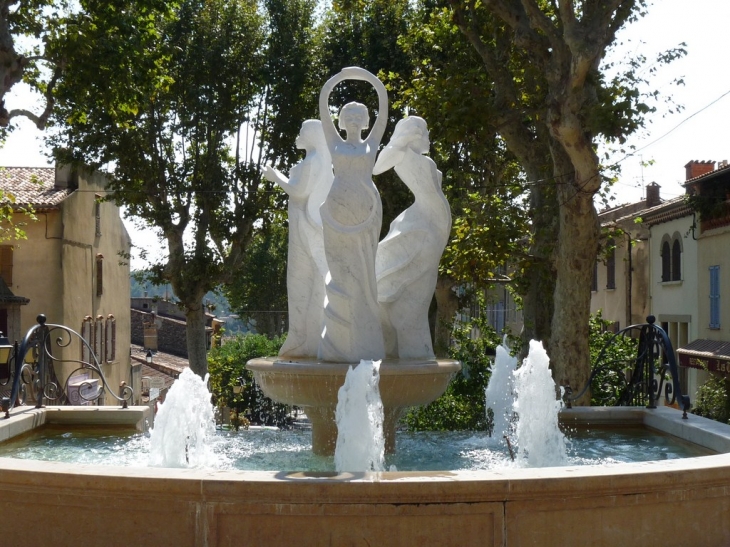 La fontaine devant l'hotel de ville - Lorgues