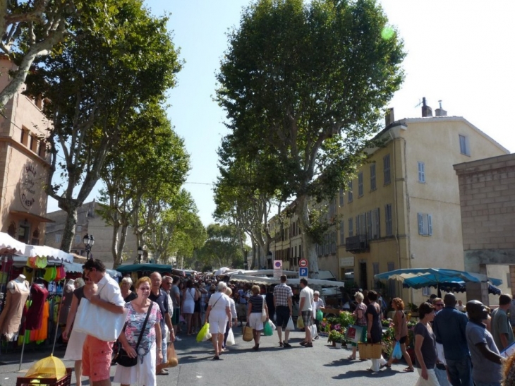 Le marché avenue de la République - Lorgues