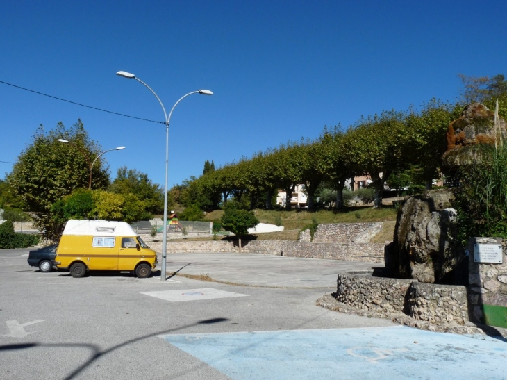 Le parking du village - Mazaugues