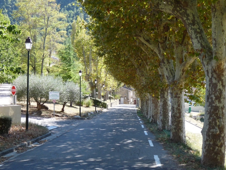 En arrivant dans le villae - Mazaugues