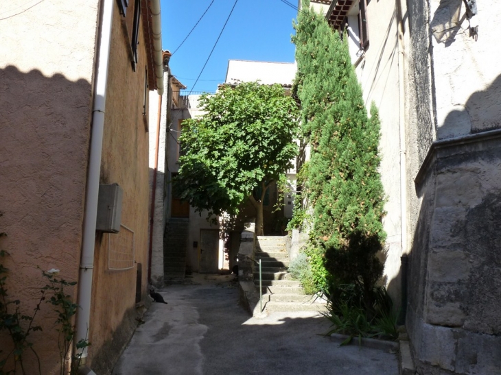 Dans le village - Mazaugues