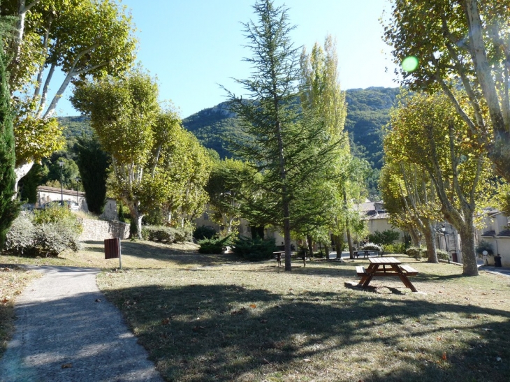 Jardin , aire de repos - Mazaugues