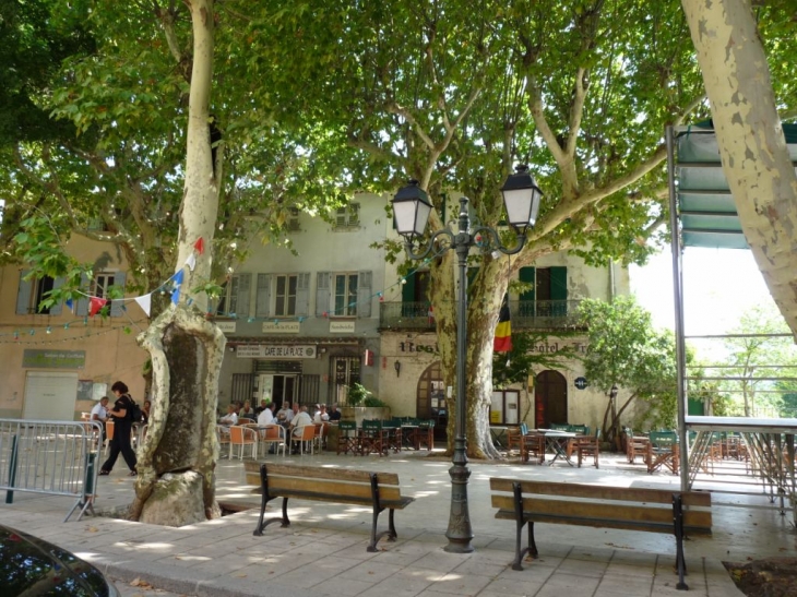 La place de l'église - Méounes-lès-Montrieux