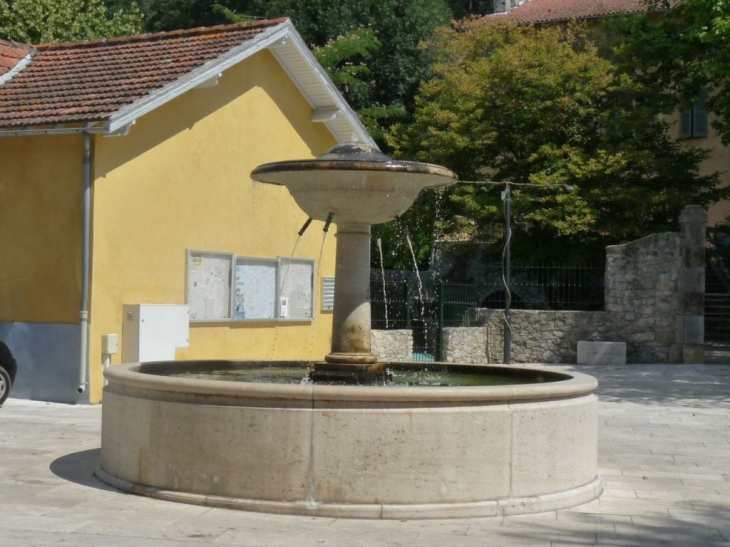 Sur la place de la mairie - Méounes-lès-Montrieux