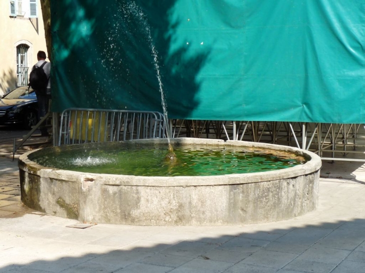 Sur la place de l'église - Méounes-lès-Montrieux