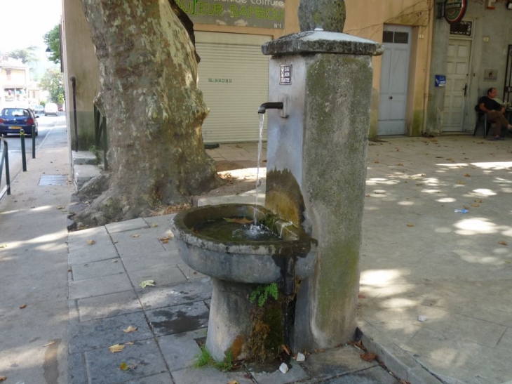 Sur la place de l'église - Méounes-lès-Montrieux