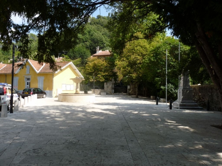 Dans le village - Méounes-lès-Montrieux