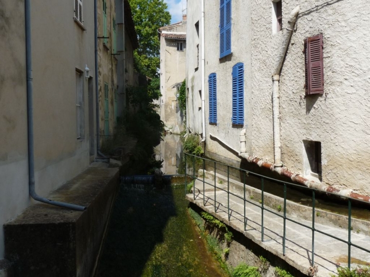 Dans le village - Méounes-lès-Montrieux