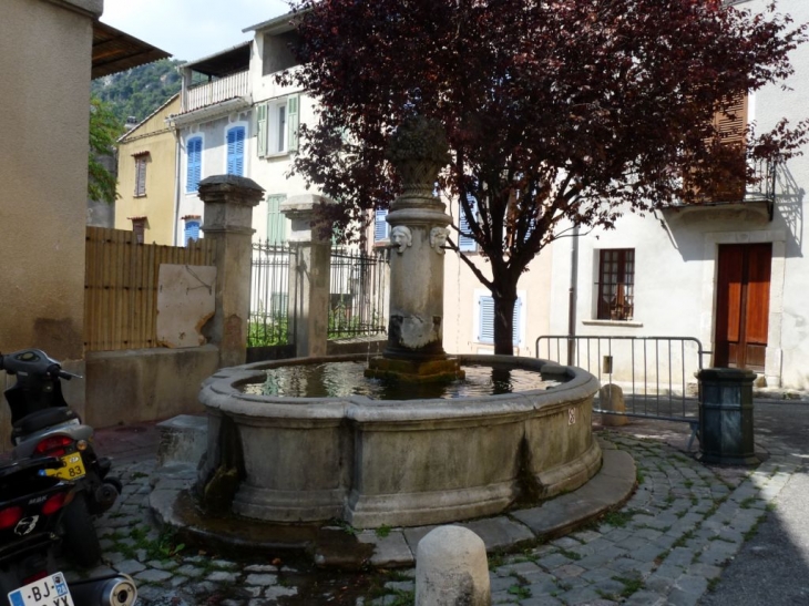 Dans le village - Méounes-lès-Montrieux