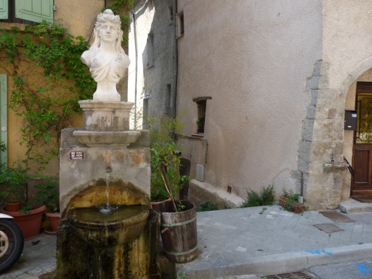 Fontaine dans la Grand-rue - Méounes-lès-Montrieux