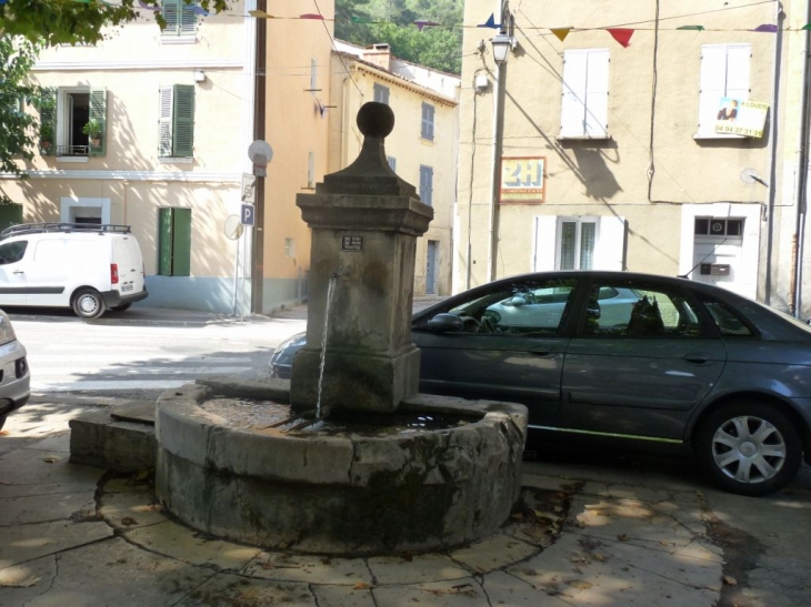 Fontaine route de Signes - Méounes-lès-Montrieux