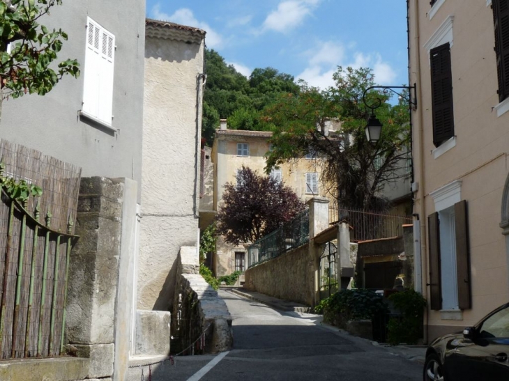 La montée des anciennes écoles - Méounes-lès-Montrieux