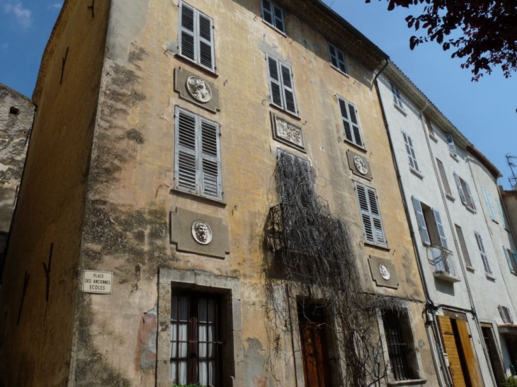 Dans le village - Méounes-lès-Montrieux