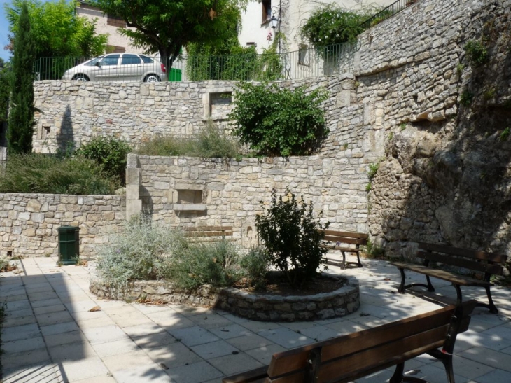 Dans le village - Méounes-lès-Montrieux