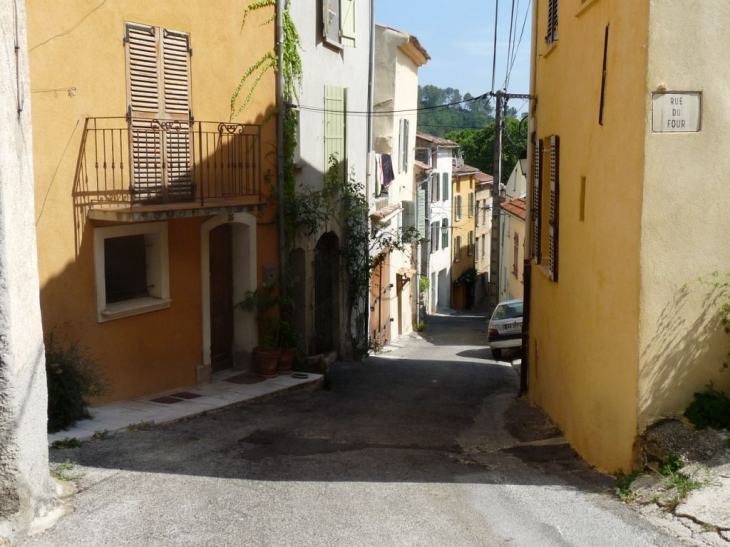 Dans le village - Méounes-lès-Montrieux