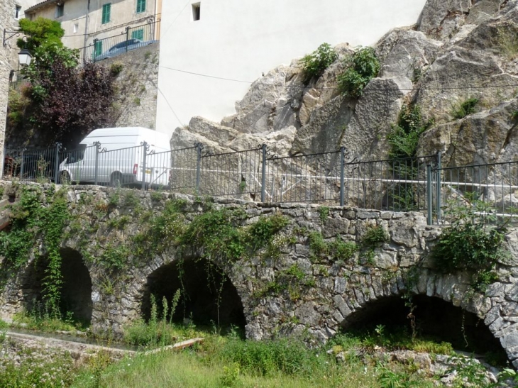 Dans le village - Méounes-lès-Montrieux