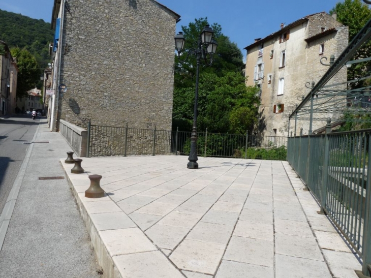 Dans le village - Méounes-lès-Montrieux