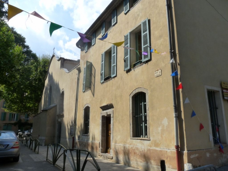 Vers l'église - Méounes-lès-Montrieux