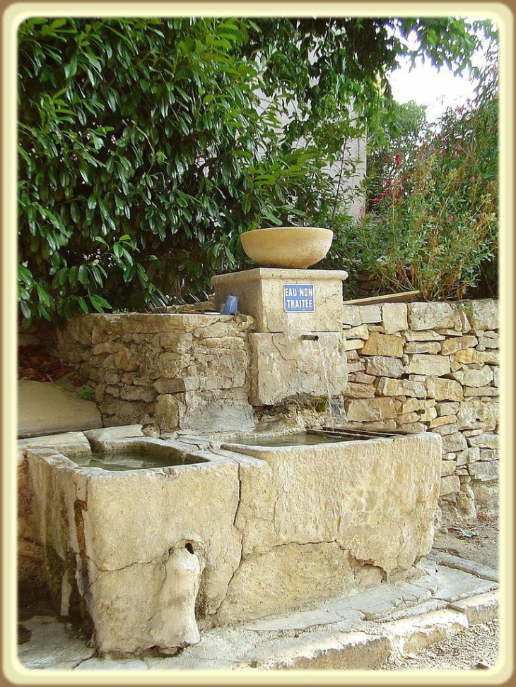 Fontaine lavoir du château - Montfort-sur-Argens