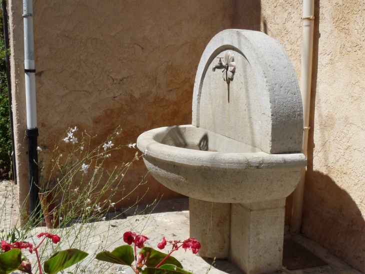 La fontaine place du Logis - Montfort-sur-Argens