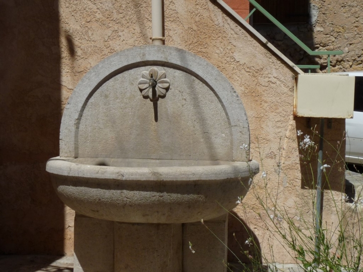 La fontaine place du Logis - Montfort-sur-Argens