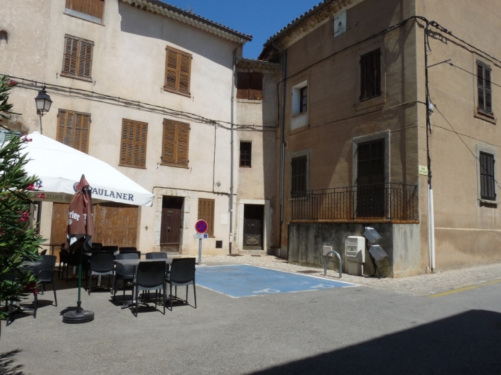 La Place Gabriel Peri - Montfort-sur-Argens