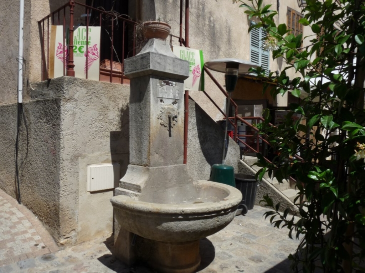 La fontaine de la place Gabriel Peri - Montfort-sur-Argens