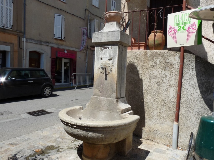 La fontaine de la place Gabriel Peri - Montfort-sur-Argens