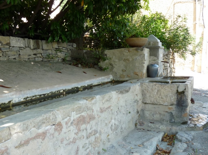 Lavoir et fontaine pres du chateau - Montfort-sur-Argens