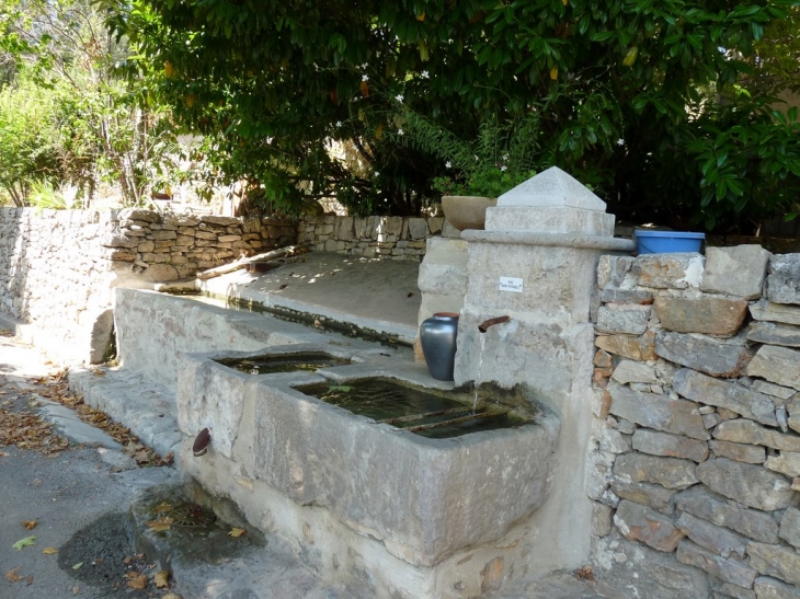 Lavoir et fontaine pres du chateau - Montfort-sur-Argens