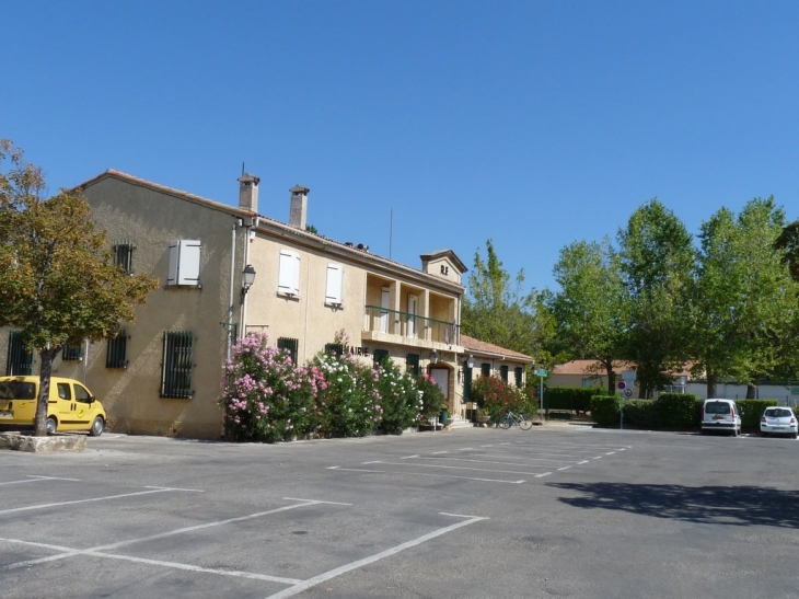 La place de la mairie - Nans-les-Pins