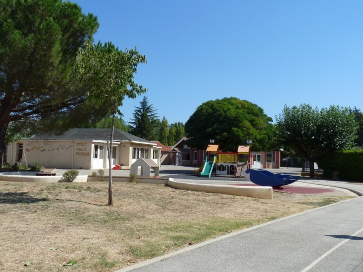 Dans le village - Nans-les-Pins