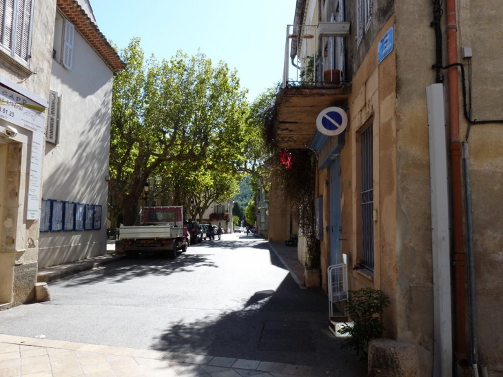 Avenue de la libération - Néoules