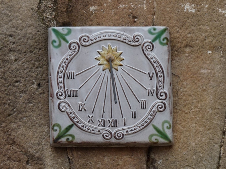 Dans le village , sur une facade - Ollières