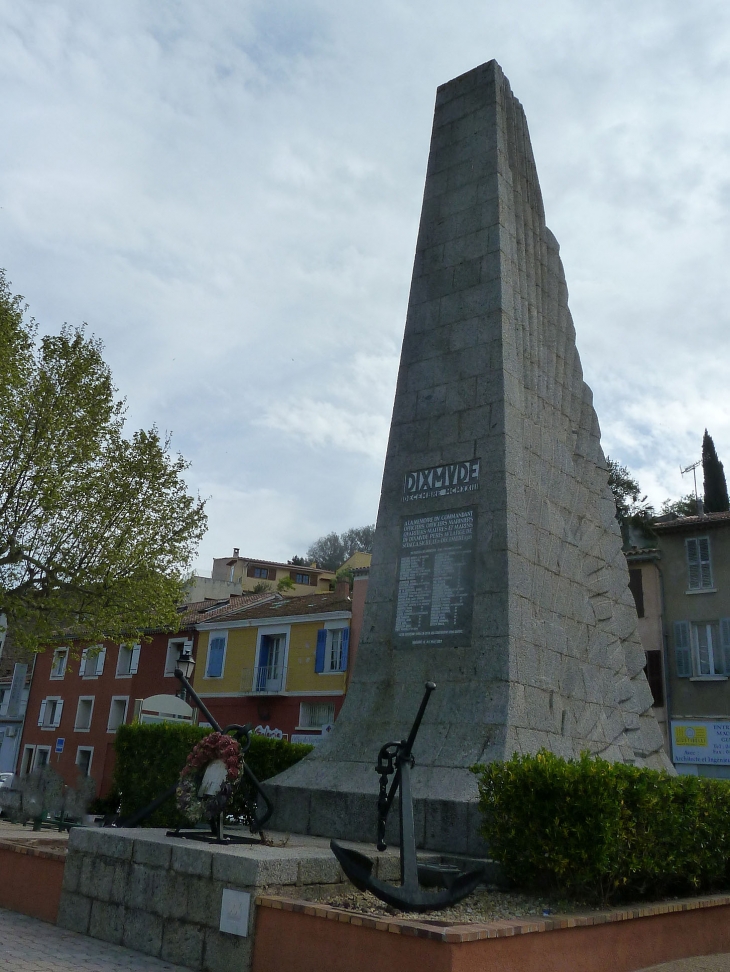 Le monument dédié au dirigeable Dixmude - Pierrefeu-du-Var