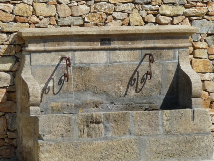 Devant la maison de pays - Plan-d'Aups-Sainte-Baume