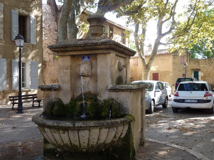 La place Victor Joseph Chavet - Pourcieux