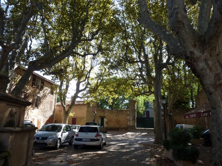 La place Victor Joseph Chavet - Pourcieux