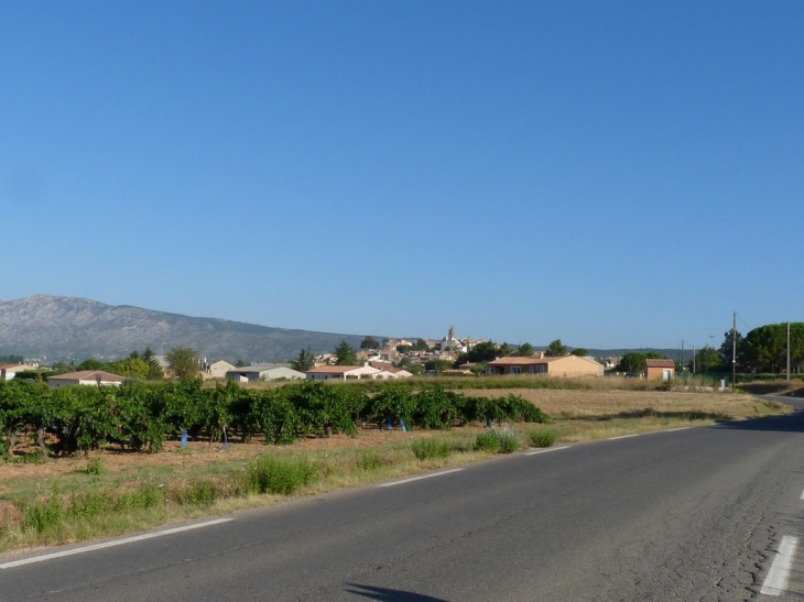 L'arrivée au village - Pourrières