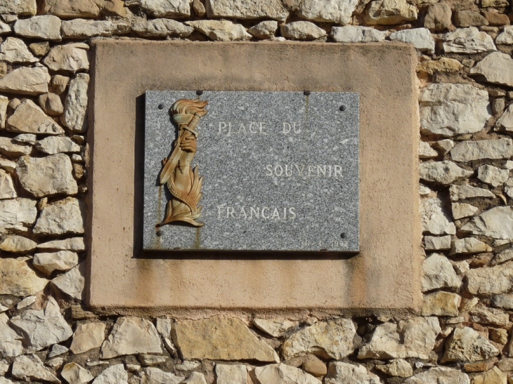 Sur la place du souvenir français - Pourrières