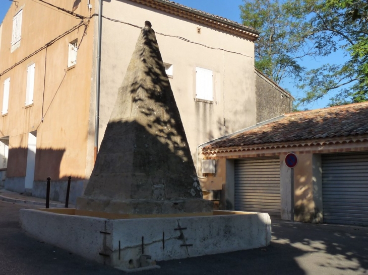 La fontaine vieille - Pourrières