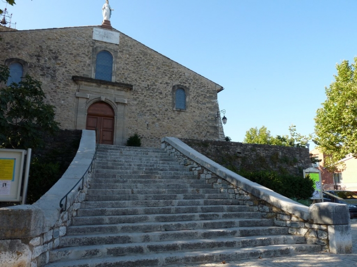 Le parvis de l'église - Pourrières