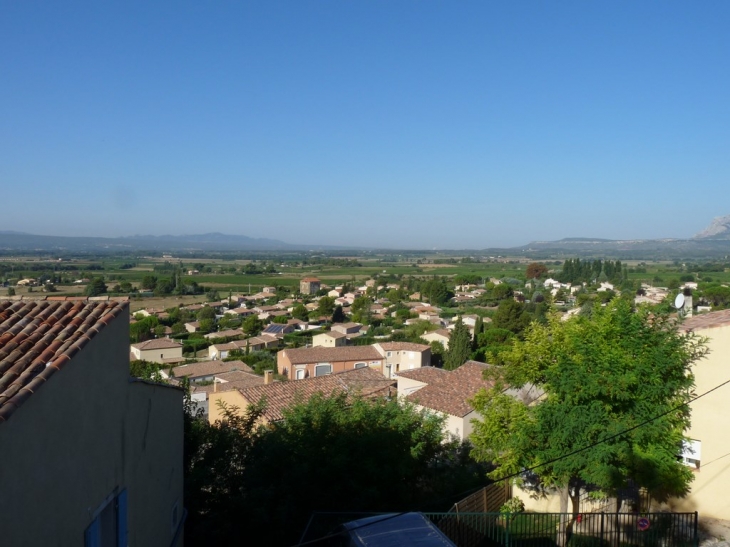 Le village vu de la place du chateau - Pourrières