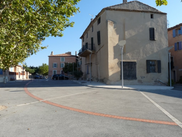 La place du chateau - Pourrières