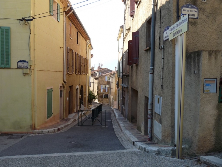 Rue du village - Pourrières