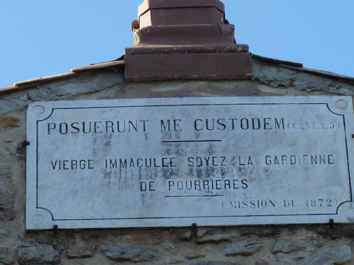 Sur la façade de l'église - Pourrières