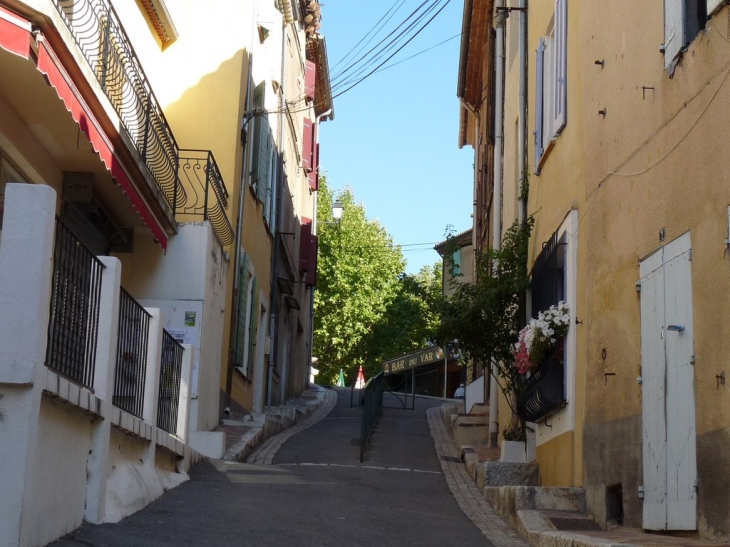 Rue du village - Pourrières