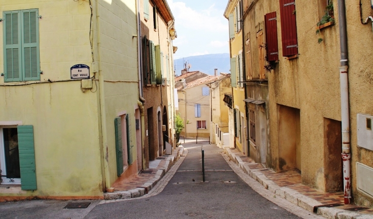 Le Village - Pourrières