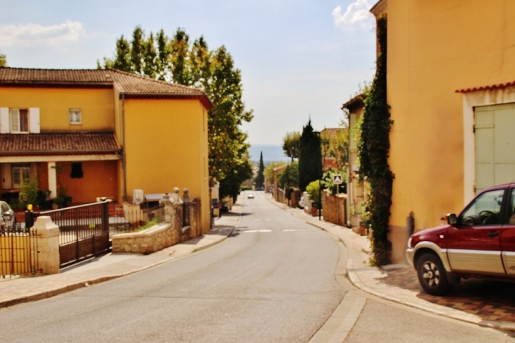 Le Village - Pourrières