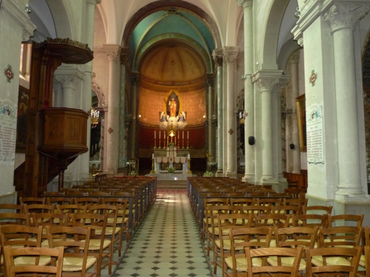 Dans l'église - Puget-Ville